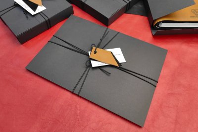 Подарок ручной работы из натуральной кожи | Блокнот и коврик НПП Сибмаш
