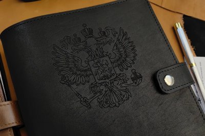 Подарок ручной работы из натуральной кожи | Блокнот с гербом РФ