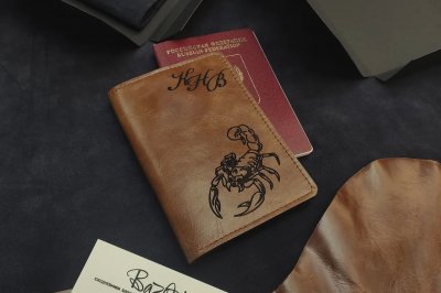 Подарок ручной работы из натуральной кожи | Именная кожаная обложка с гравировкой рисунка и инициалов