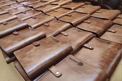 Подарок ручной работы из натуральной кожи | Искра