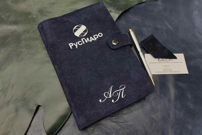 Подарок ручной работы из натуральной кожи | Замшевая обложка с застежкой