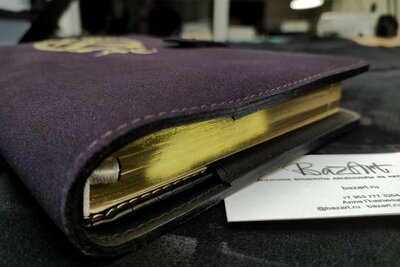 Подарок ручной работы из натуральной кожи | Замшевая обложка с застежкой