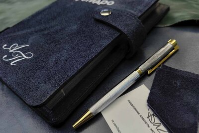 Подарок ручной работы из натуральной кожи | Замшевая обложка с застежкой