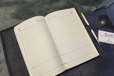 Подарок ручной работы из натуральной кожи | Замшевая обложка с застежкой