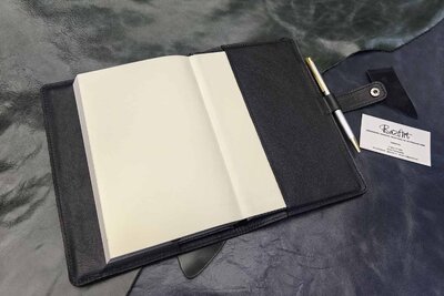 Подарок ручной работы из натуральной кожи | Замшевая обложка с застежкой