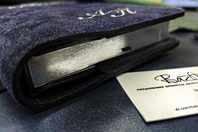 Подарок ручной работы из натуральной кожи | Замшевая обложка с застежкой