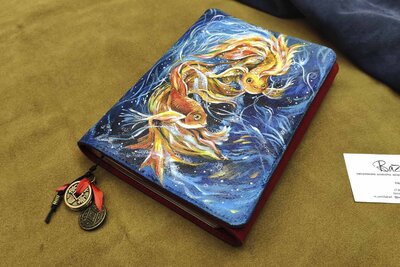 Подарок ручной работы из натуральной кожи | Золотые рыбки