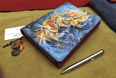 Подарок ручной работы из натуральной кожи | Золотые рыбки